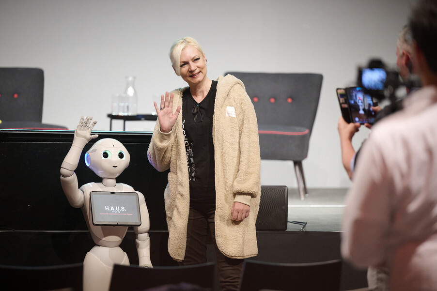 Angela Stach mit Roboter Pepper (TU Wien)